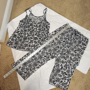 Kathryn Vintage Black White Fleur-de-lis 2 Piece Capri‎ Sleep Set Pajama Size M